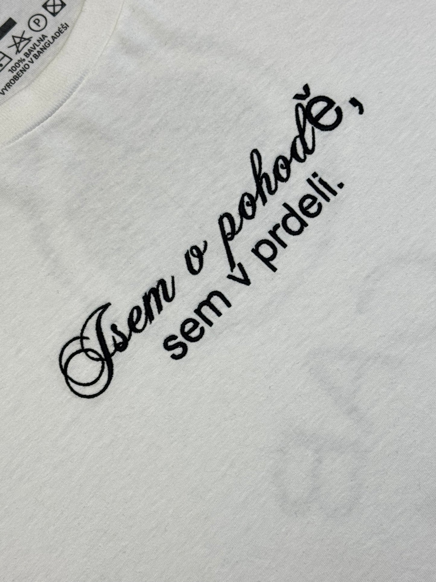 TRIKO "JSEM V POHODĚ, SEM V PRDELI" (WHITE)