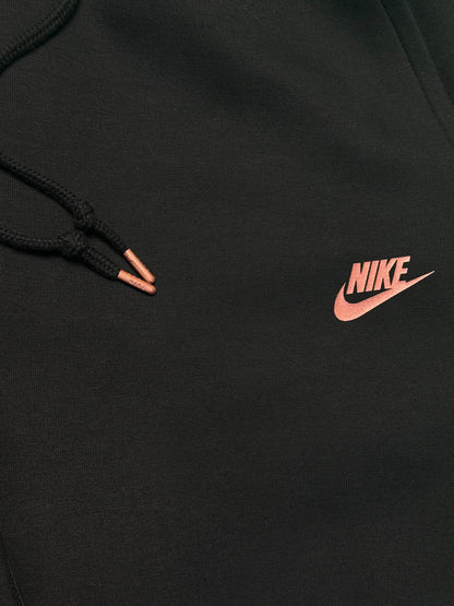 TEPLÁKY NIKE SPORTSWEAR X CENTRAL CEE TECH FLEECE (BLACK)